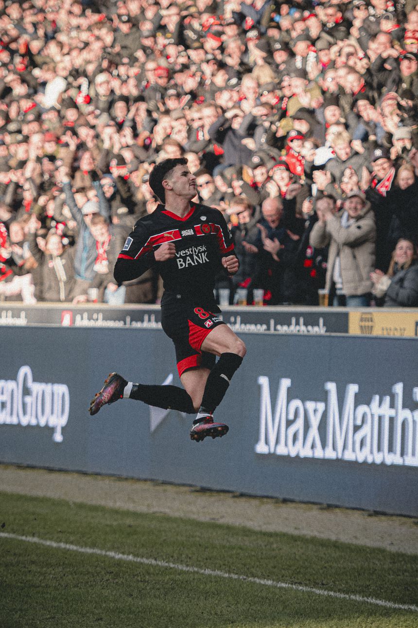 Dani Silva celebrou efusivamente (X- @fcmidtjylland)