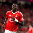 Bruma, extremo do Benfica, a correr durante um jogo da equipa