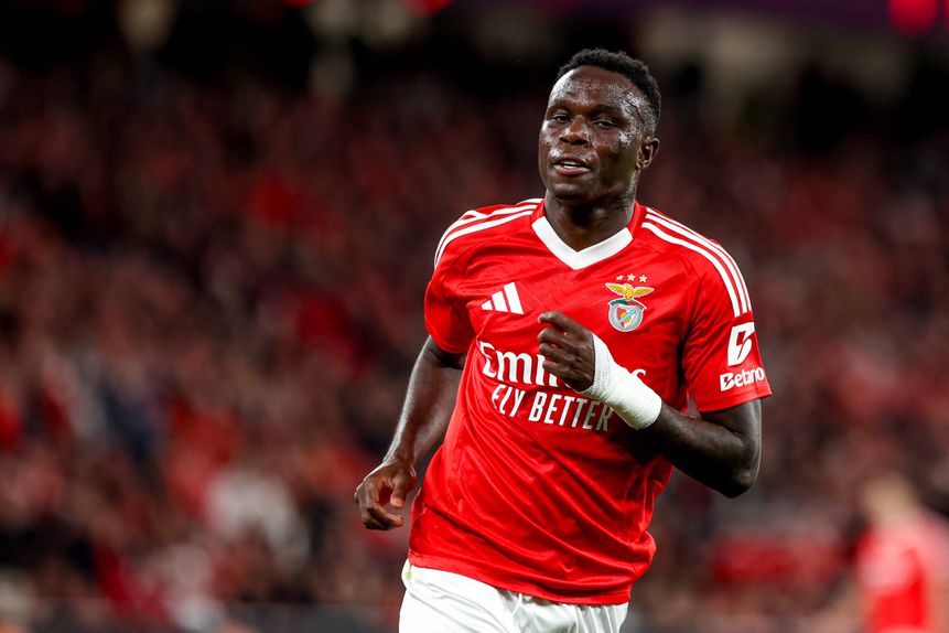 Bruma, extremo do Benfica, a correr durante um jogo da equipa