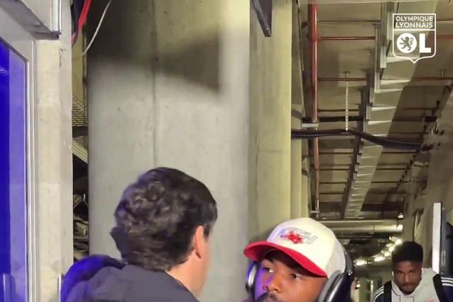 VÍDEO: Paulo Fonseca despede-se dos jogadores à saída do autocarro