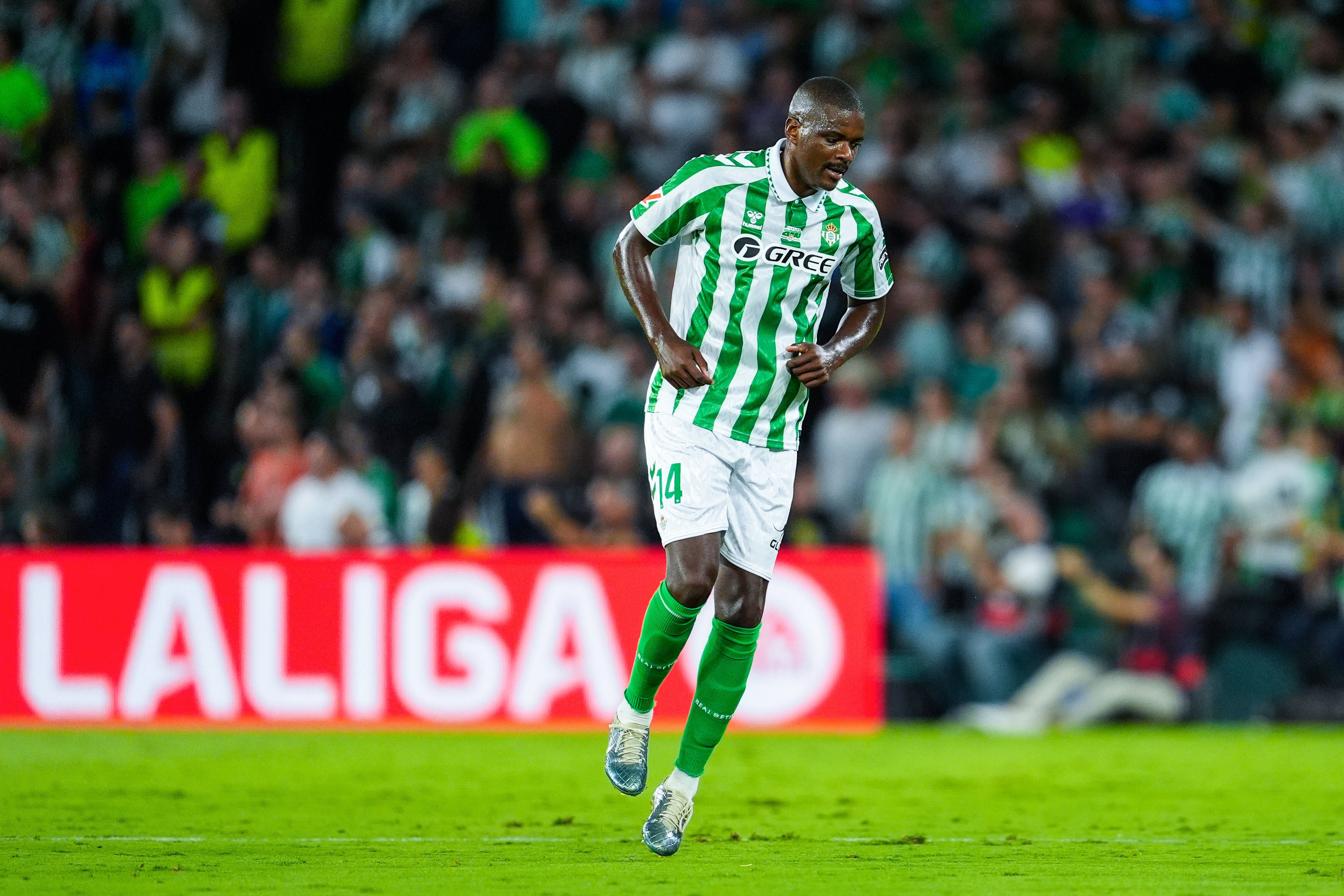 William Carvalho em ação pelo Betis