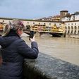 Florença esteve em alerta de inundação com chuva forte a fechar museus e estradas. Na foto, vista da Ponte Vecchio com o nível do rio Arno bem elevado