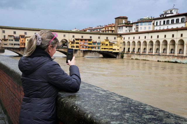 Florença esteve em alerta de inundação com chuva forte a fechar museus e estradas. Na foto, vista da Ponte Vecchio com o nível do rio Arno bem elevado