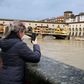 Florença esteve em alerta de inundação com chuva forte a fechar museus e estradas. Na foto, vista da Ponte Vecchio com o nível do rio Arno bem elevado