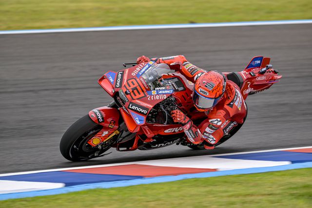 Marc Márquez soma e segue... outra vez à frente do irmão
