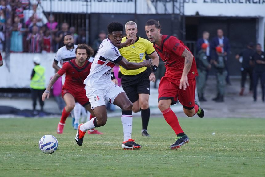 Sérgio Oliveira atuando pelo Sport frente ao Santa Cruz