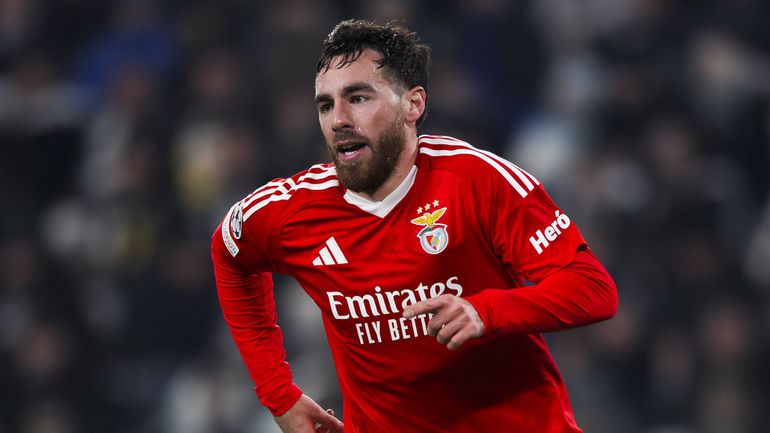 Médio do Benfica falha a equipa ideal da temporada da Liga e reage