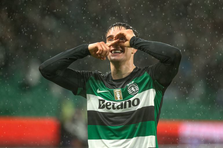 Fresneda faz o gesto da letra Q junto à cara na altura de festeja o golo que marcou ao minuto 1 com o Famalicão