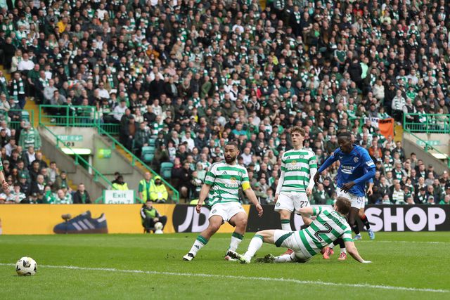 Lance do jogo entre Celtic e Rangers