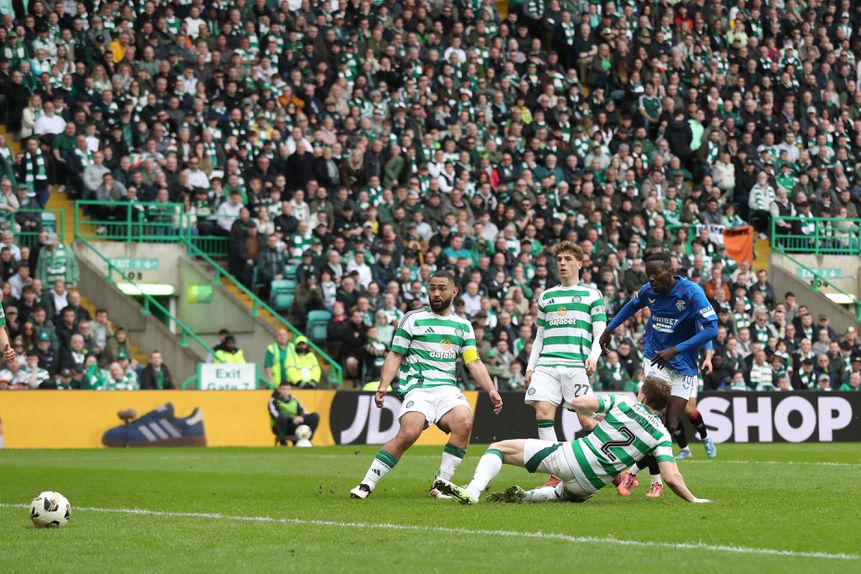 Lance do jogo entre Celtic e Rangers