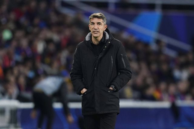 Bruno Lage, treinador do Benfica, em pé, de mãos nos bolsos e ar apreensivo durante um jogo da equipa