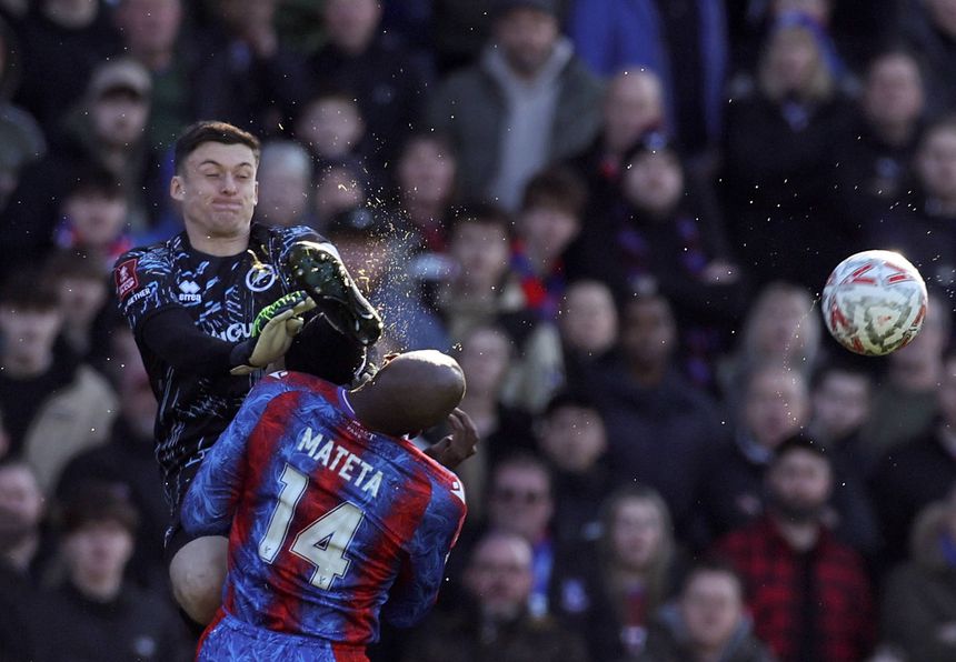 Mateta sofreu lesão arrepiante no encontro com o Millwall