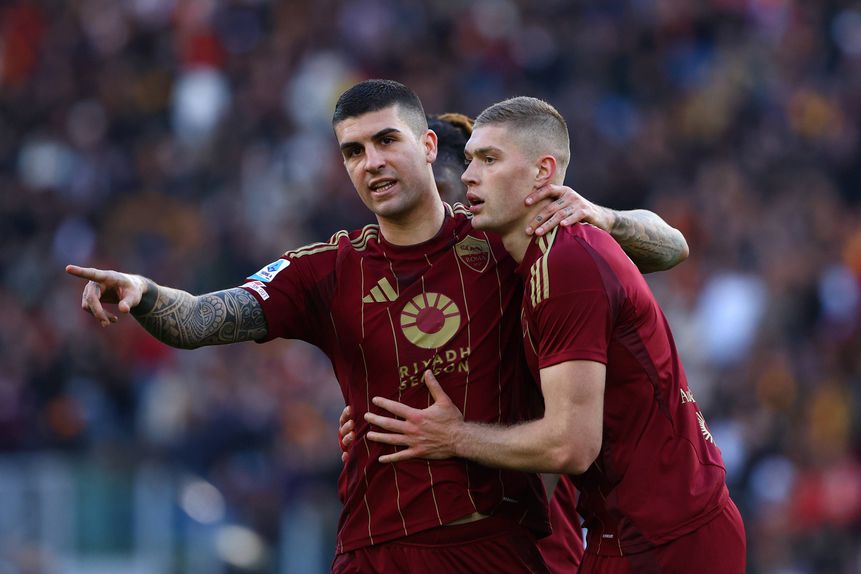 Gianluca Mancini celebra golo com Artem Dovbyk, ucraniano que marcou o golo da vitória do ucraniano frente ao Cagliari