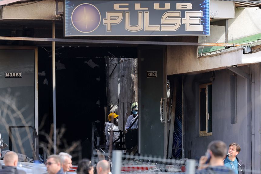 Investigadores examinam a discoteca “Club Pulse” após um incêndio em Kocani, na Macedónia do Norte EPA/GEORGI LICOVSKI