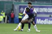 Renato Veiga marca Moise Kean no Fiorentina-Juventus