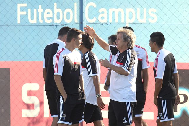 Siqueira e Jorge Jesus num treino do Benfica - Foto: A BOLA
