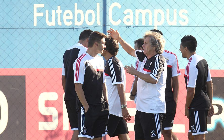 Siqueira e Jorge Jesus num treino do Benfica - Foto: A BOLA