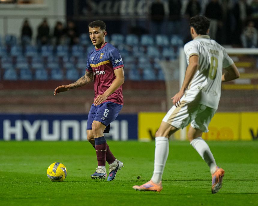 Camisola 6 da equipa de Torres Vedras foi à área contrária para decidir o duelo com os alvinegros - Foto: Torreense