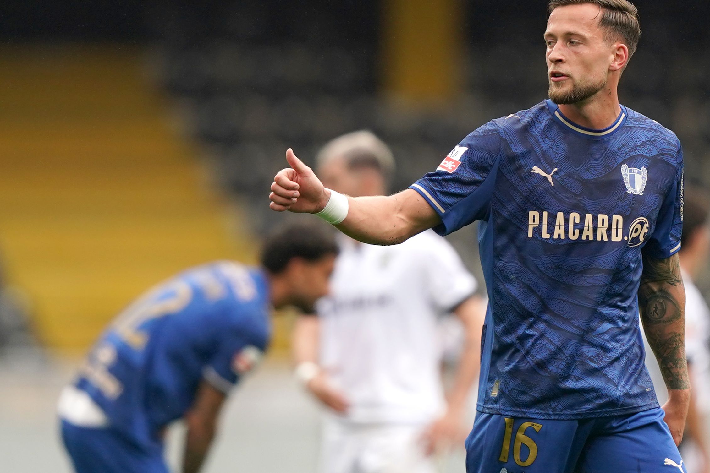 Justin é a voz de comando da retaguarda dos azuis e brancos. Os adeptos vão ter saudades do 16... - Foto: Hugo Delgado/LUSA