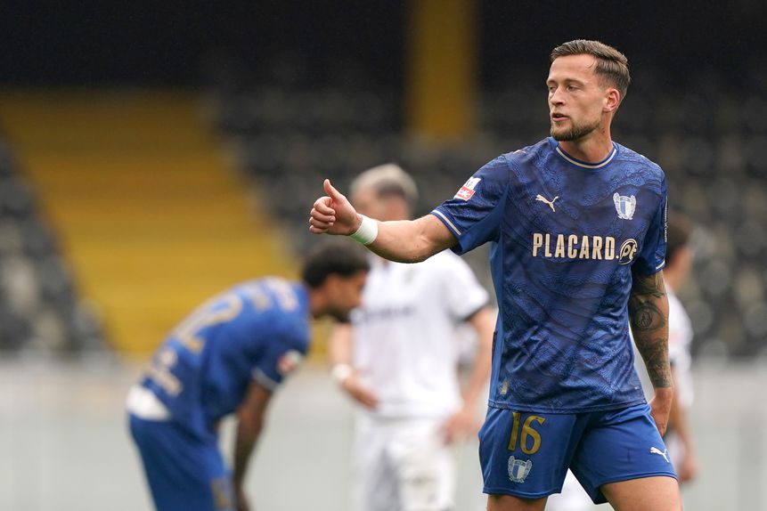 Justin é a voz de comando da retaguarda dos azuis e brancos. Os adeptos vão ter saudades do 16... - Foto: Hugo Delgado/LUSA