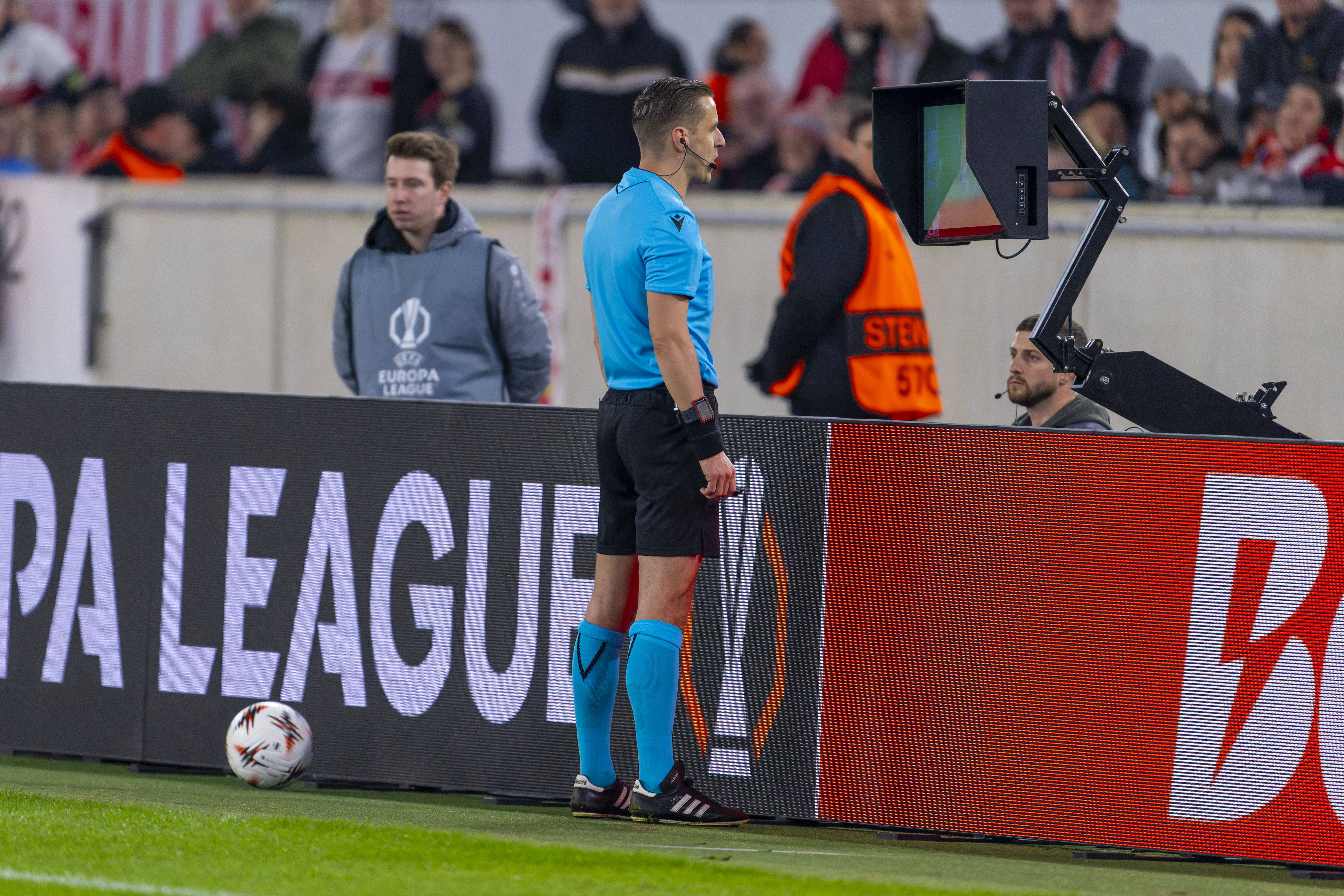 A literatura epidemiológica atual não estabelece uma relação causal entre a implementação do VAR e a incidência de lesões — Foto: IMAGO