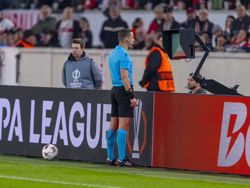 A literatura epidemiológica atual não estabelece uma relação causal entre a implementação do VAR e a incidência de lesões — Foto: IMAGO
