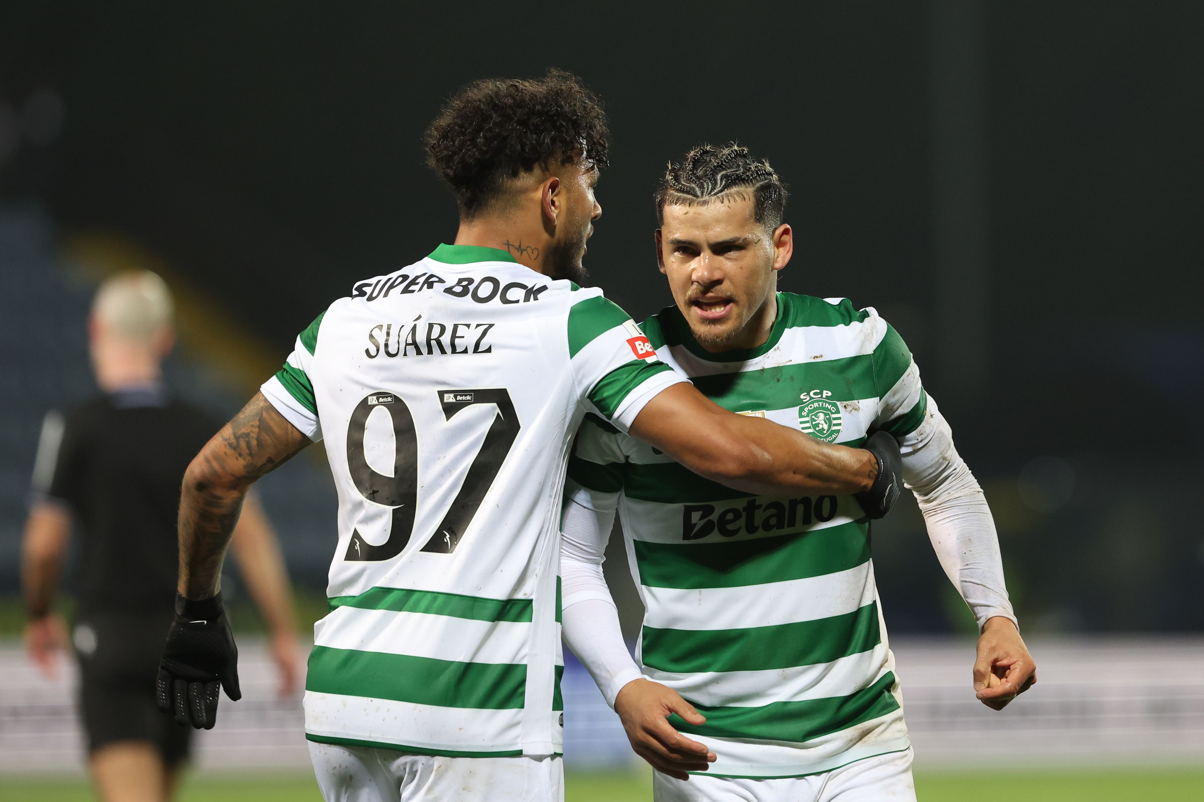 Maxi Araújo e Luis Suárez são trunfos de Rui Borges para a partida de hoje em Alvalade - Foto: MIGUEL NUNES