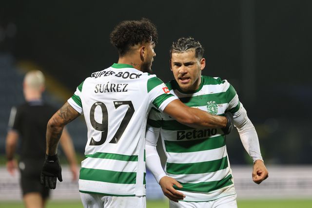 Maxi Araújo e Luis Suárez são trunfos de Rui Borges para a partida de hoje em Alvalade - Foto: MIGUEL NUNES