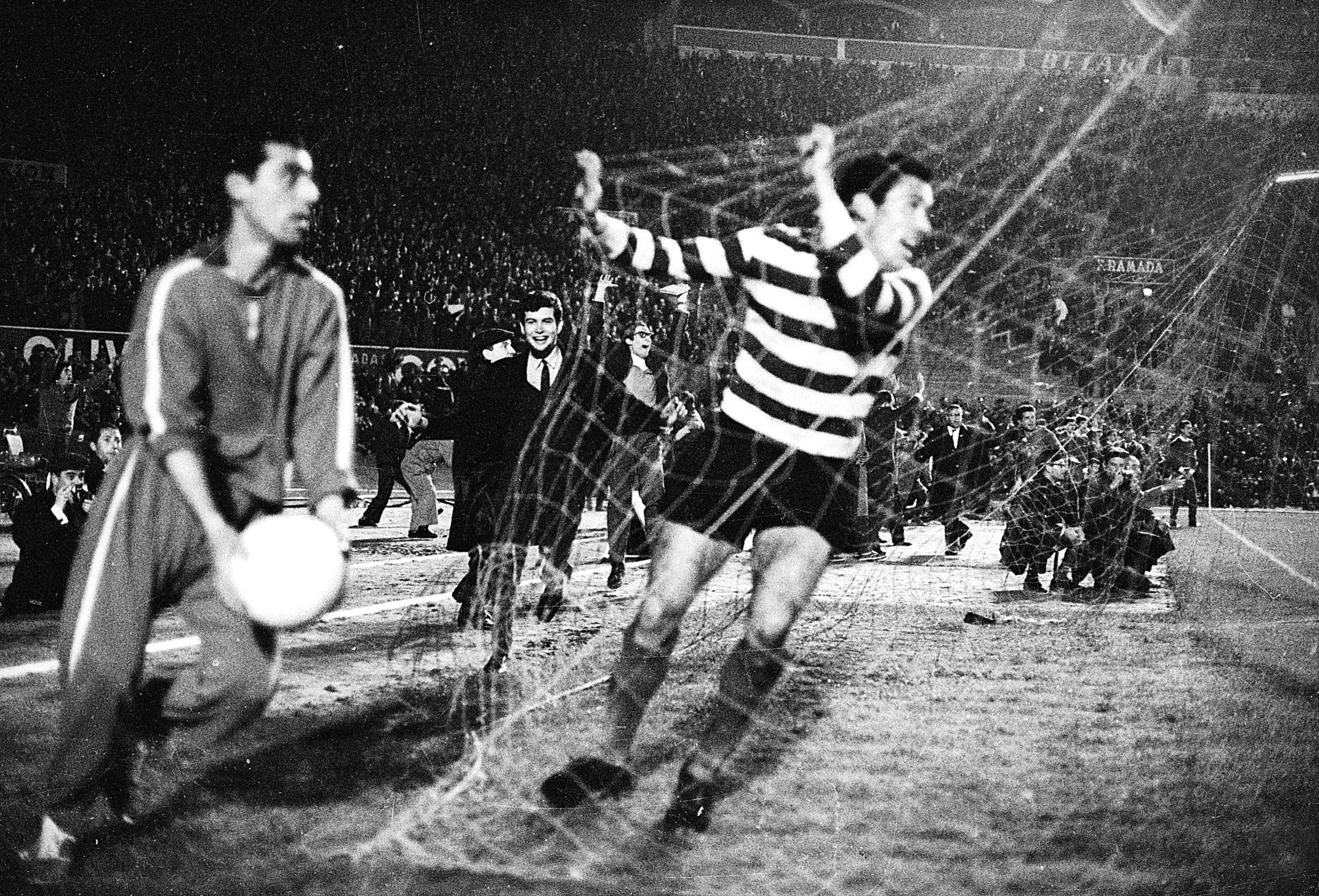Sporting-Manchester United (5-0) - 2.ª mão dos quartos de final da Taça das Taças - 18 de março de 1964 - Reviravolta histórica dos verdes e brancos após derrota por 1-4 em Inglaterra - Foto: A BOLA