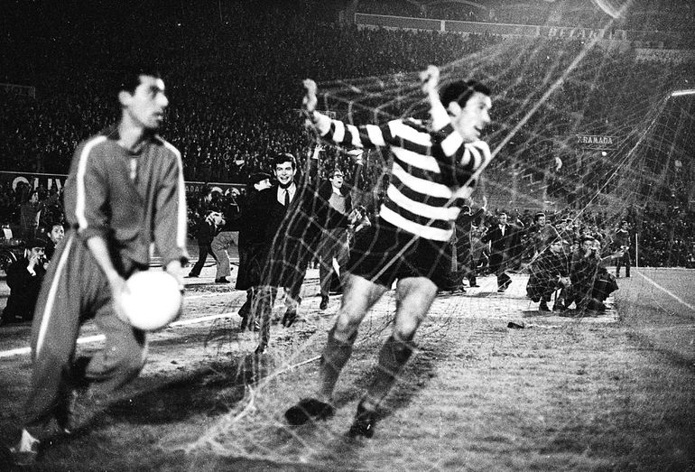 Sporting-Manchester United (5-0) - 2.ª mão dos quartos de final da Taça das Taças - 18 de março de 1964 - Reviravolta histórica dos verdes e brancos após derrota por 1-4 em Inglaterra - Foto: A BOLA