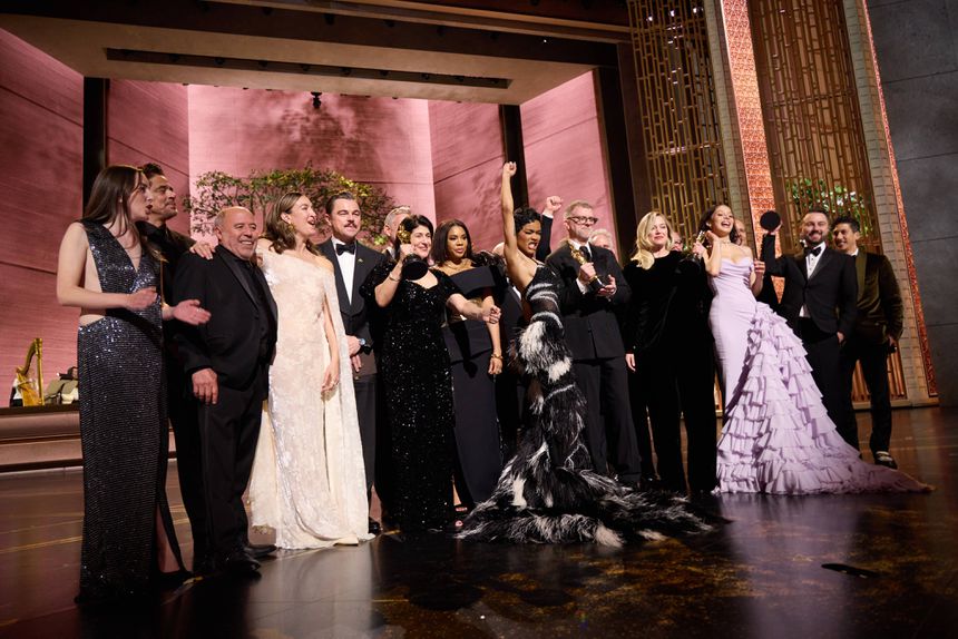 Elenco de «Batalha Atrás de Batalha» com o realizador Paul Thomas Anderson