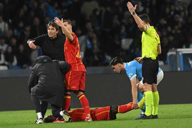 Após cair no relvado agarrado ao peito, teve alta para ver a filha nascer