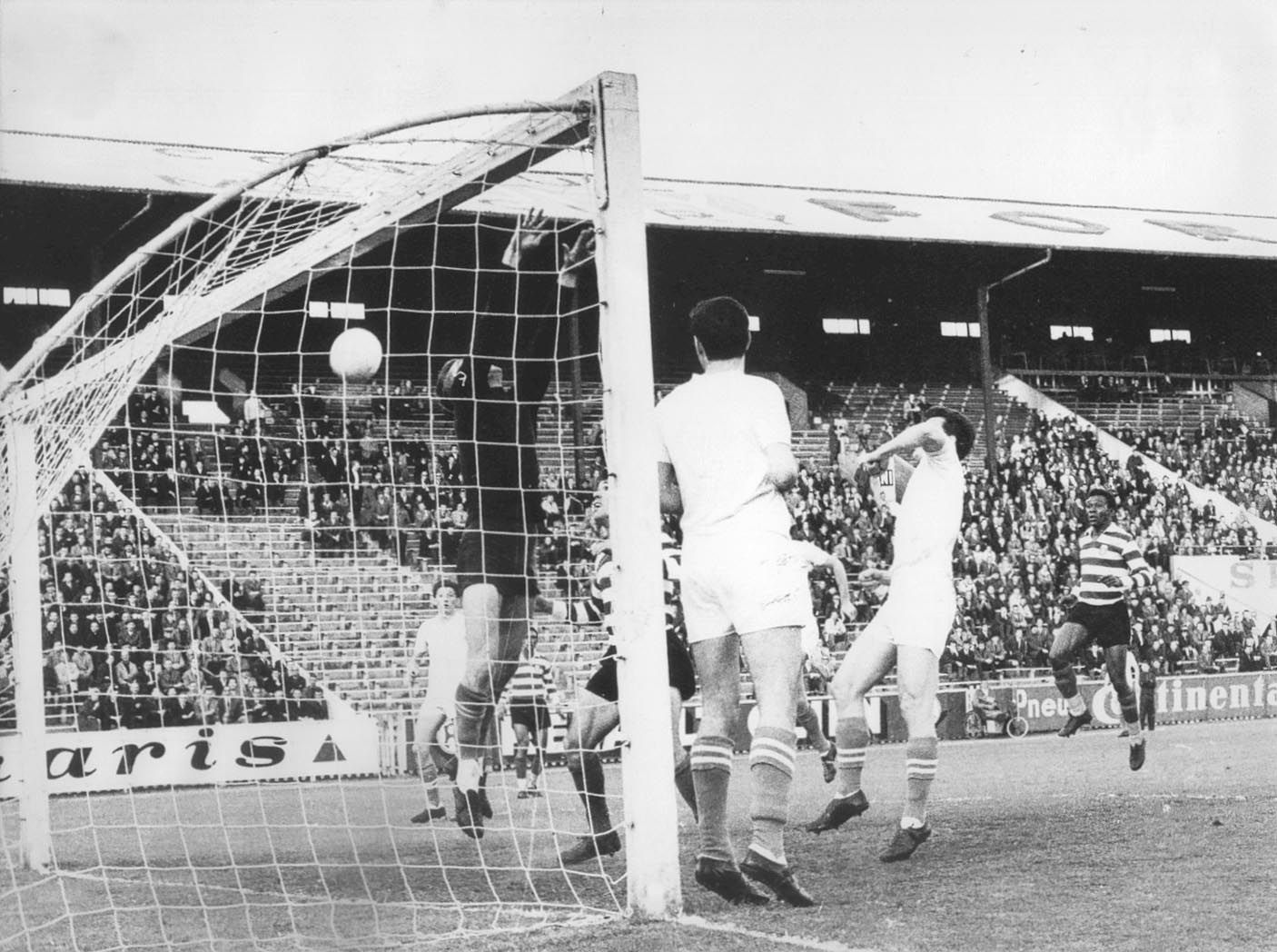Sporting-MTK Budapeste (1-0) - Final da Taça das Taças - 15 de maio de 1964 - Clube de Alvalade conquista primeiro e único troféu europeu de futebol, graças ao célebre «cantinho do Morais» - Foto: A BOLA