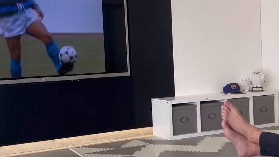 Xavi relaxa antes do PSV com imagens de Maradona a dar toques em Nápoles