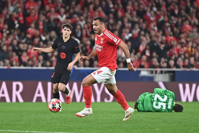 Pavlidis prepara-se para marcar o segundo de três golos no jogo com o Barcelona na fase de liga da Champions, na Luz, em janeiro