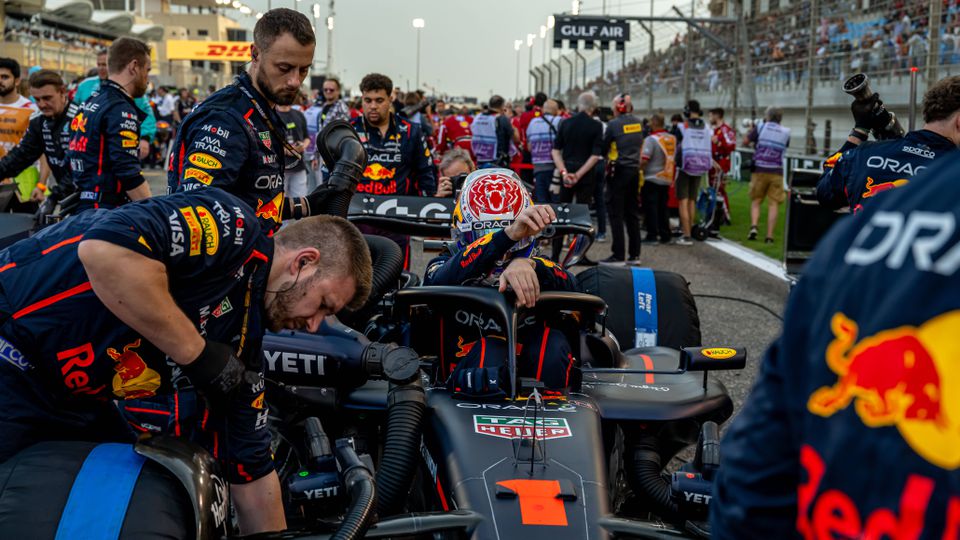 Max Verstappen sai do Red Bull durante o GP do Bahrain