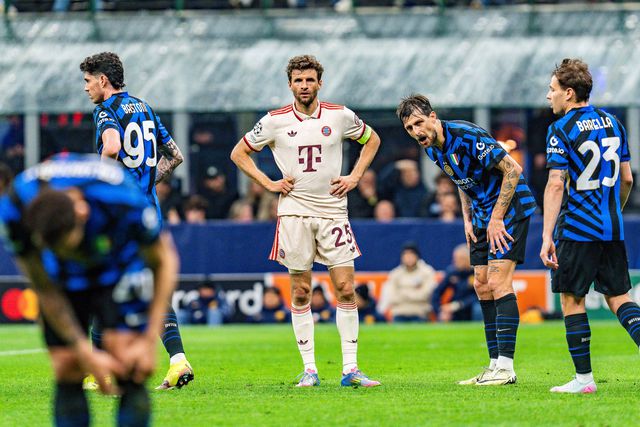 Muller rodeado por jogadores do Inter Milão