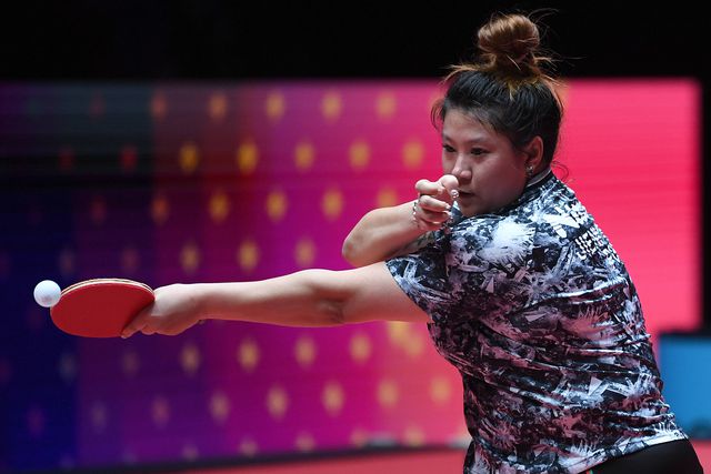 Jieni Shao em ação na Taça do Mundo de ténis de mesa