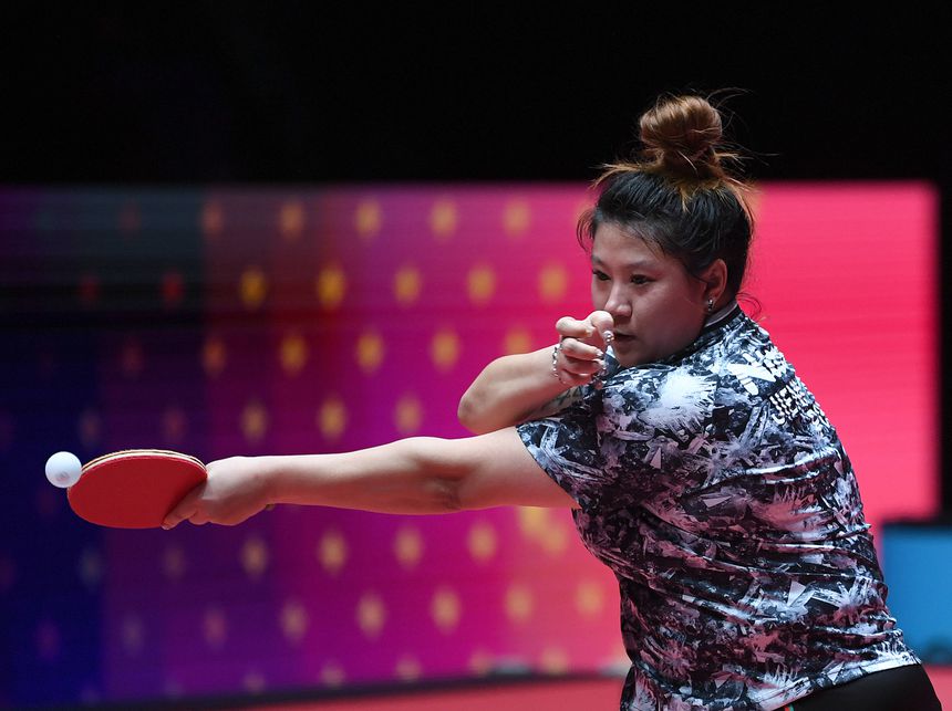 Jieni Shao em ação na Taça do Mundo de ténis de mesa