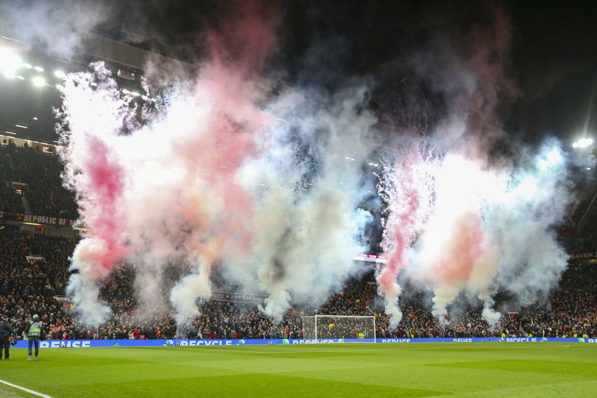 Ambiente em Old Trafford no jogo com a Real Sociedad