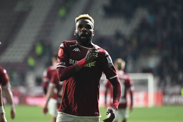 Aaron Boupendza festeja golo pelo Rapid Bucareste
