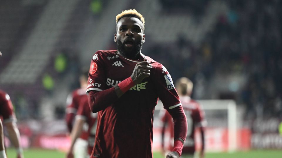 Aaron Boupendza festeja golo pelo Rapid Bucareste
