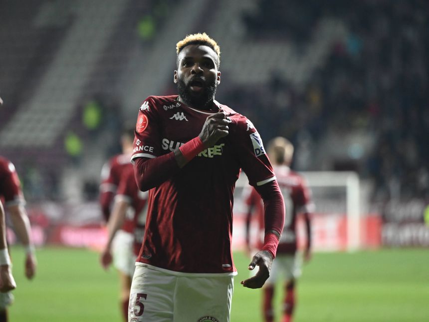 Aaron Boupendza festeja golo pelo Rapid Bucareste