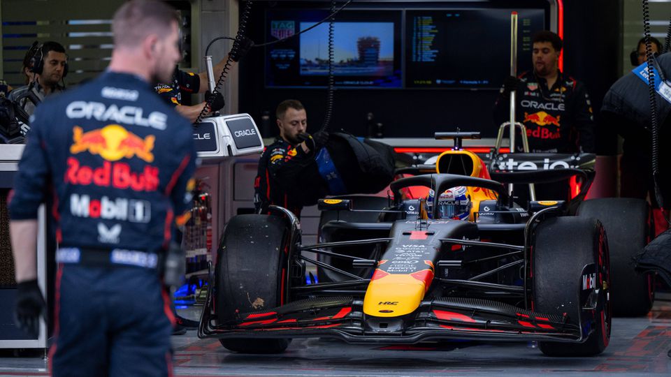 Max Verstappen (Oracle Red Bull Racing) deixa a box durante o GP Bahrain