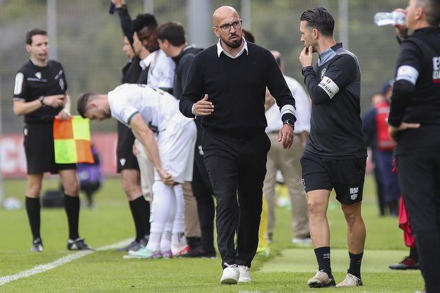 José Faria e a sua equipa técnica renovaram contrato por duas épocas com os tricolores (Foto: Homem de Gouveia/LUSA)