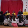 Comitiva do Estoril visita escola, distribui bilhetes e também sorrisos