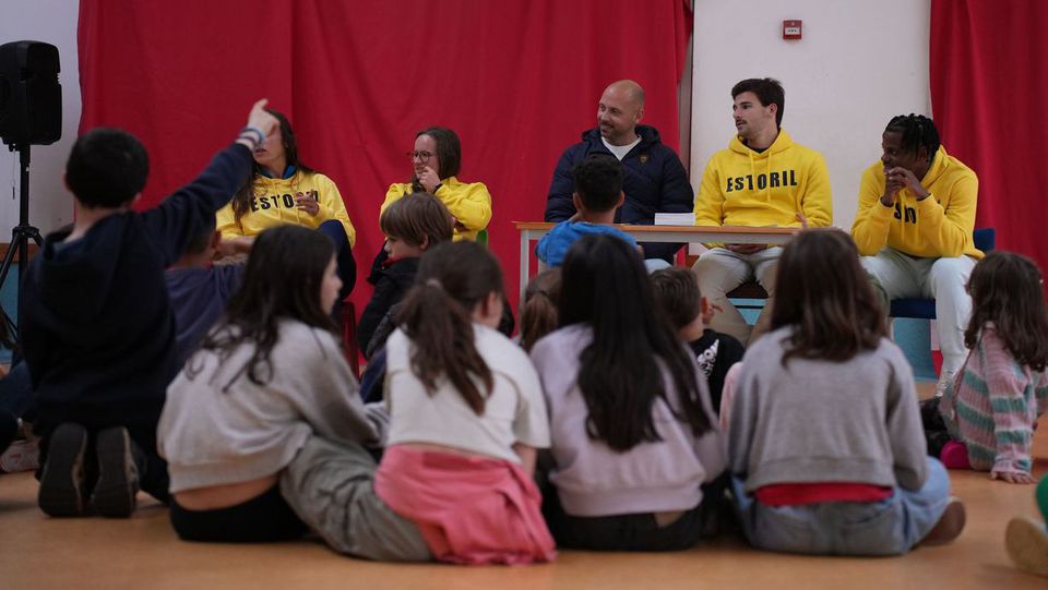 Comitiva do Estoril visita escola, distribui bilhetes e também sorrisos