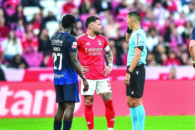 António Nobre disse que assinalou penálti porque Otamendi «rasteirou o atacante com a cabeça»