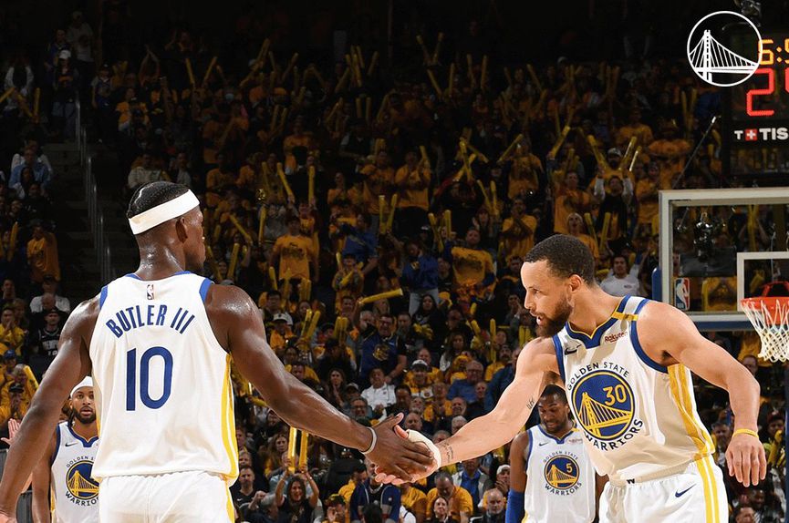 Jimmy Butler e Steph Curry (X/GoldenStateWarriors)