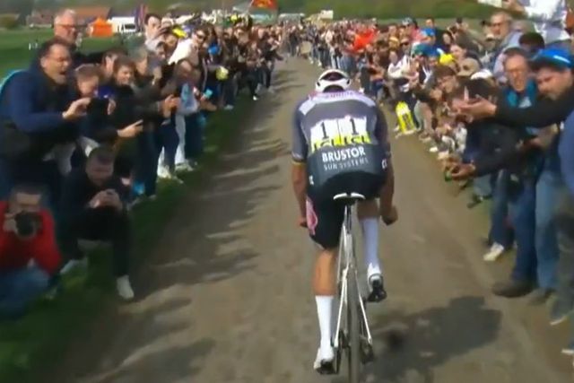 Garrafa amarela atirada a Van der Poel
